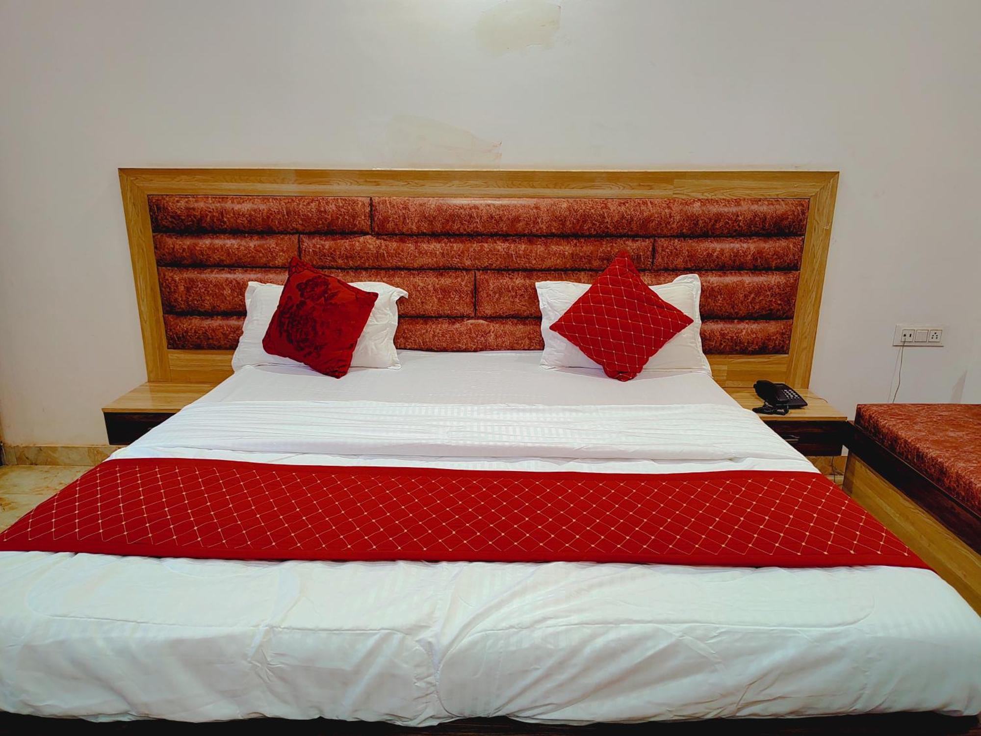 Elegance Hotel And Banquet Ayodhya Eksteriør bilde
