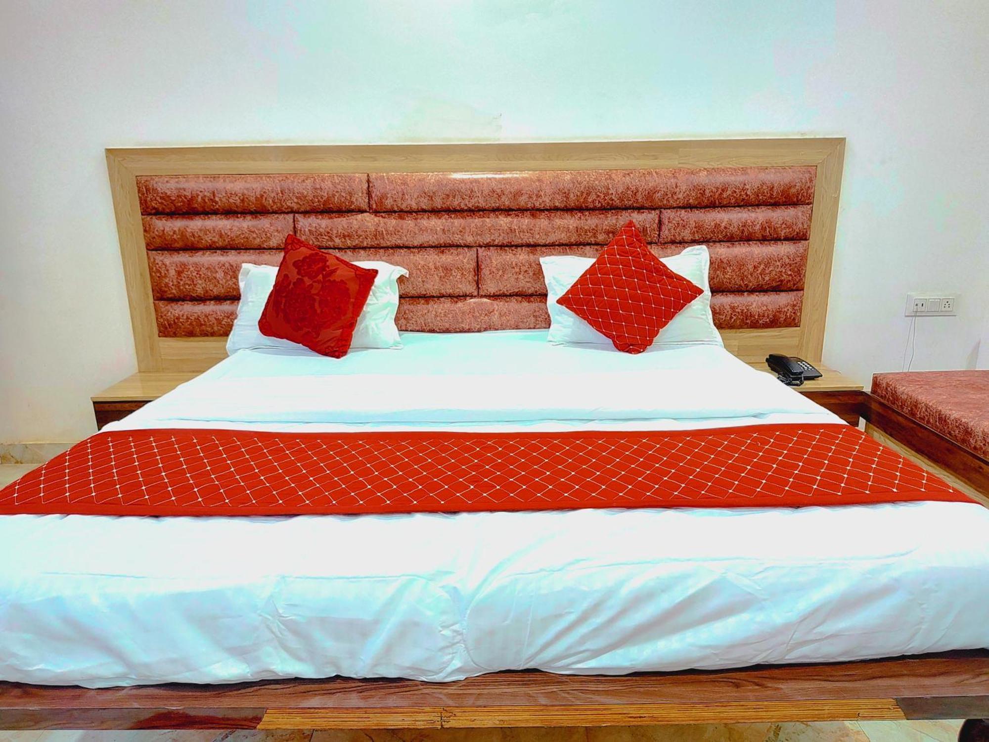 Elegance Hotel And Banquet Ayodhya Eksteriør bilde