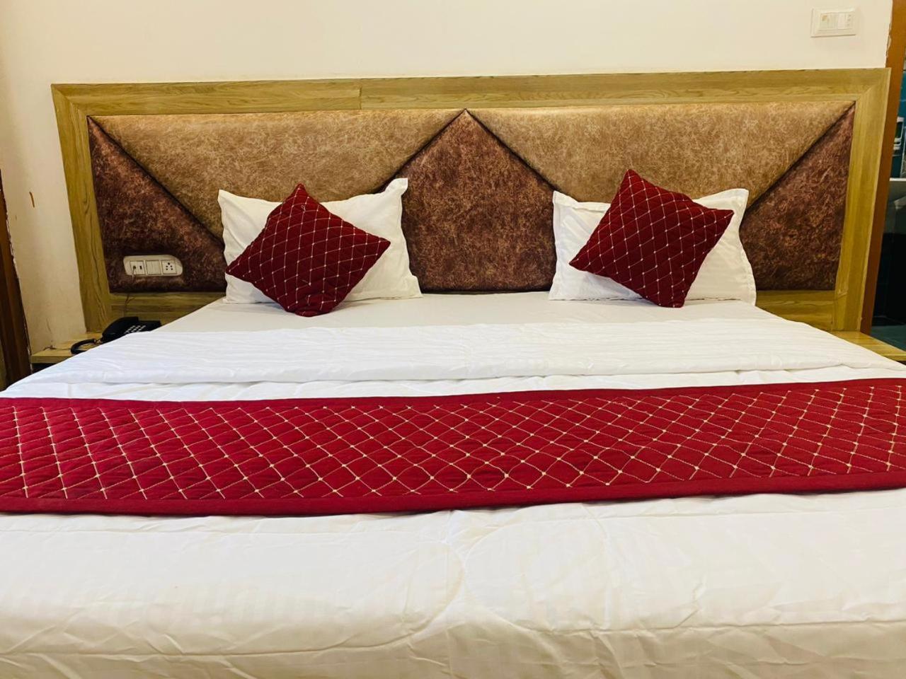 Elegance Hotel And Banquet Ayodhya Eksteriør bilde