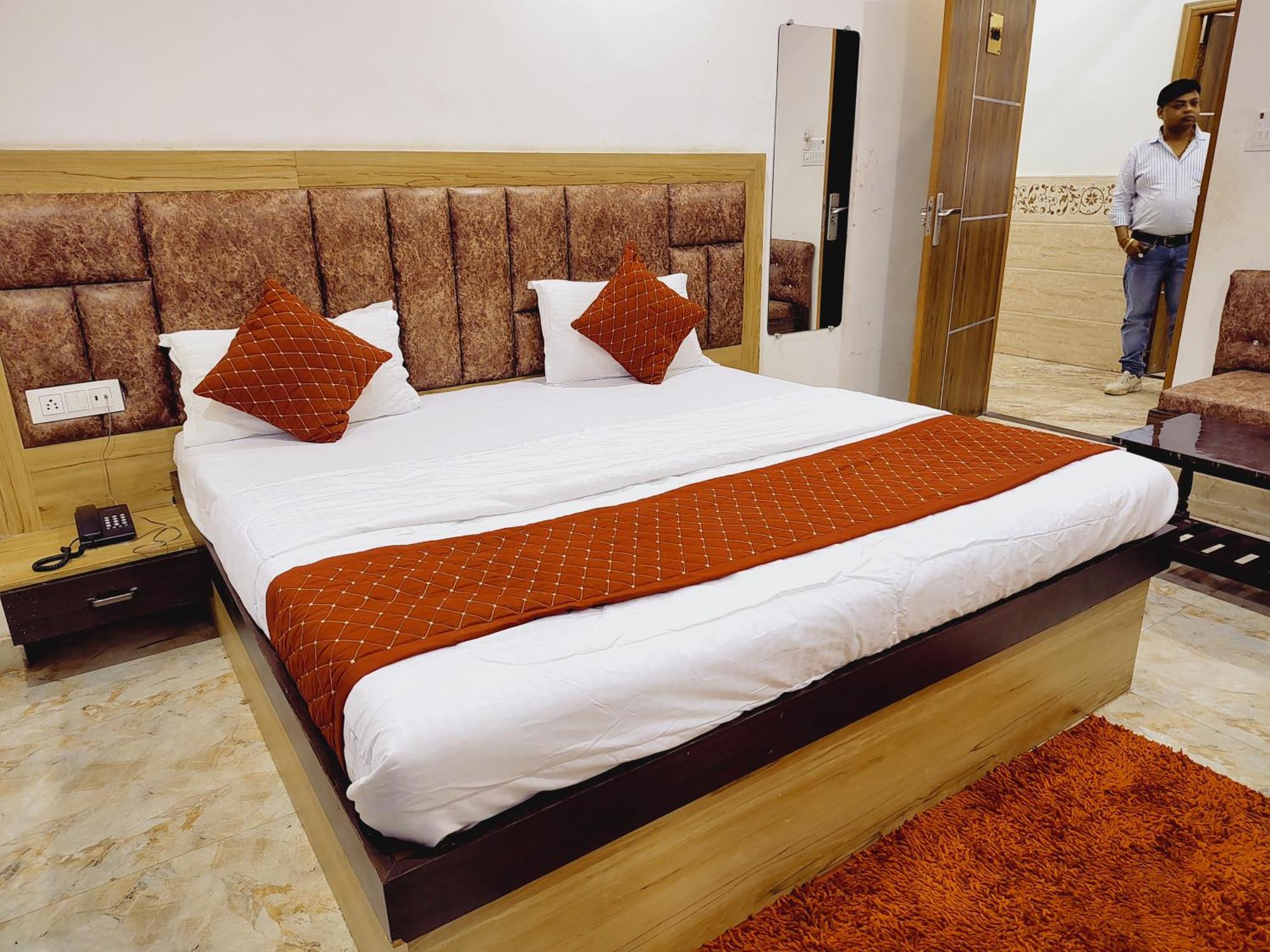 Elegance Hotel And Banquet Ayodhya Eksteriør bilde