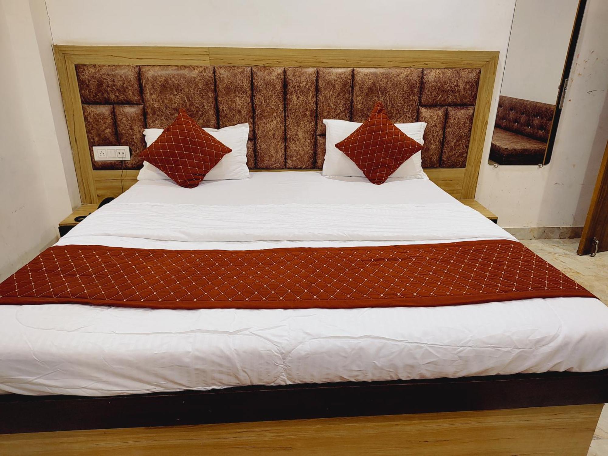 Elegance Hotel And Banquet Ayodhya Eksteriør bilde